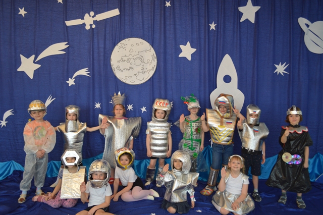 Сценарий праздника в детском саду день космонавтики. Космические костюмы для детей. Космические костюм для ребенка в детский сад. Костюм ко Дню космонавтики в детский. Костюмы на тему космос для детей.