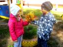 Осень листья закружила, Сашу с Дашей подружила.