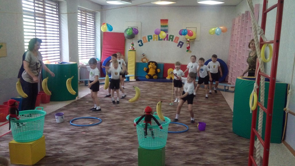 Спортивные развлечения здоровье. Зов джунглей эстафеты для детей. Спортивный зал в детском саду. День здоровья украшение зала. Физкультурный зал в детском саду.