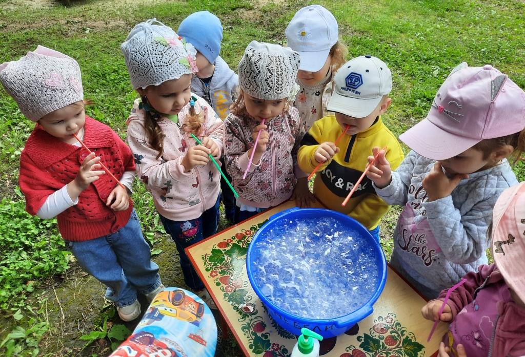 День воды 2 младшая группа. Летние развлечения в детском саду. Развлечения летом в детском саду. Летние развлечения в садике с детьми. Мыльные пузыри в детском саду.