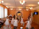 Под завораживающую мелодию "Зима идет" в танце кружатся снежинки - девочки подготовительных к школе групп.