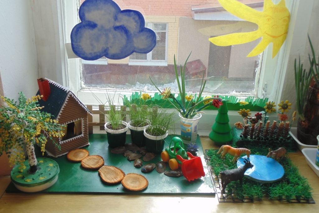 Растения в ясельной группе. Огород на подоконнике украшения. Огород на окне в детском саду. Огород на подоконнике в детском. Огород на окошке в детском саду.