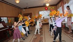 "Осенний танец для мамы" в исполнении детей гр.№10