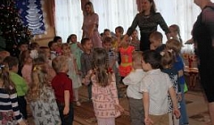 Танец "Зимушка-зима" в исполнении детей средних групп №5,10