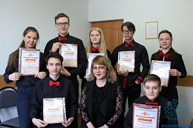 Поздравляем ансамбль гитаристов школы с успешным выступлением в Казани на Всероссийском конкурсе ансамблей и оркестров народных инструментов!