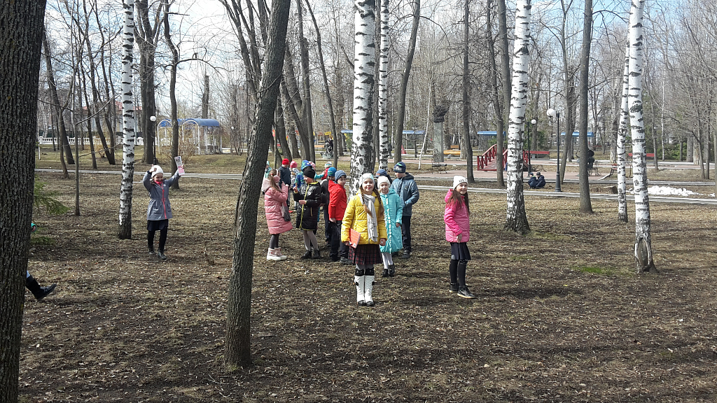 Школа уроки гулять. Экскурсия в весенний парк. Прогулка в весеннем парке. Экскурсия в парке. Дети на экскурсии в весеннем парке.
