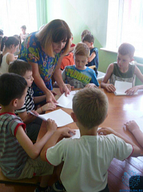 В пришкольном лагере "Веселая семейка" проходят занятия по оригами