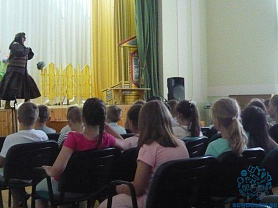 Воспитанники пришкольного лагеря "Веселая семейка" посмотрели театрализованное представление "Баба-Яга против!"