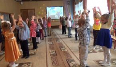 Танец "Дождик" в исполнении детей группы №12