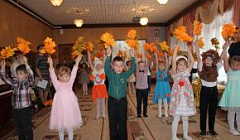 Танец "До свидания, осень!" исполняют воспитанники старшей группы №10 