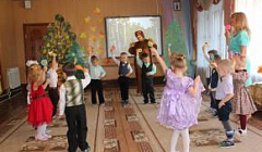 "Танец с погремушками" исполняют воспитанники младшей группы №2