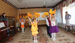 "Осенний танец" исполняют воспитанники подготовительной к школе группы №11