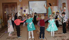"Танец с цветочками" исполняют дети гр. №2