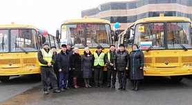 Глава Мордовии вручил ключи от школьных автобусов