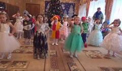Танец "Дед Мороз" исполняют воспитанники средней группы №3