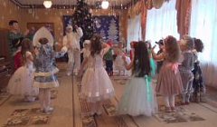 Танец "Лепим Снеговика" исполняют дети средней группы №3