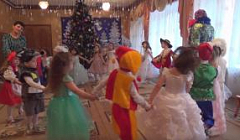 "Новогодний танец" исполняют воспитанники средней группы №3