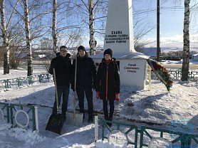 Уборка территории вокруг памятника  воинам-землякам, погибшим на фронтах  Великой Отечественной войны 1941-1945 годов.