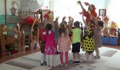 Танец с осенними листочками в исполнении детей старшей группы №3.