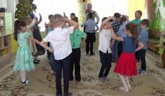 Танец "Дружочек" исполняют дети подготовительной к школе группы №5.