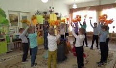 Танец с осенними листочками исполняют дети подготовительной к школе группы №5.