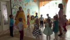 Игра "Солнышко и дождик" исполняют дети младшей группы №9.