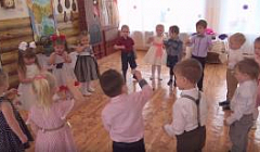 Танец "Для любимой мамочки" исполняют дети младшей группы №8