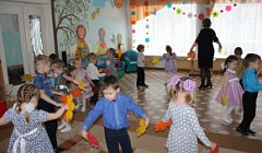 "Танец с листочками для мамы" исполняют дети младшей группы №9