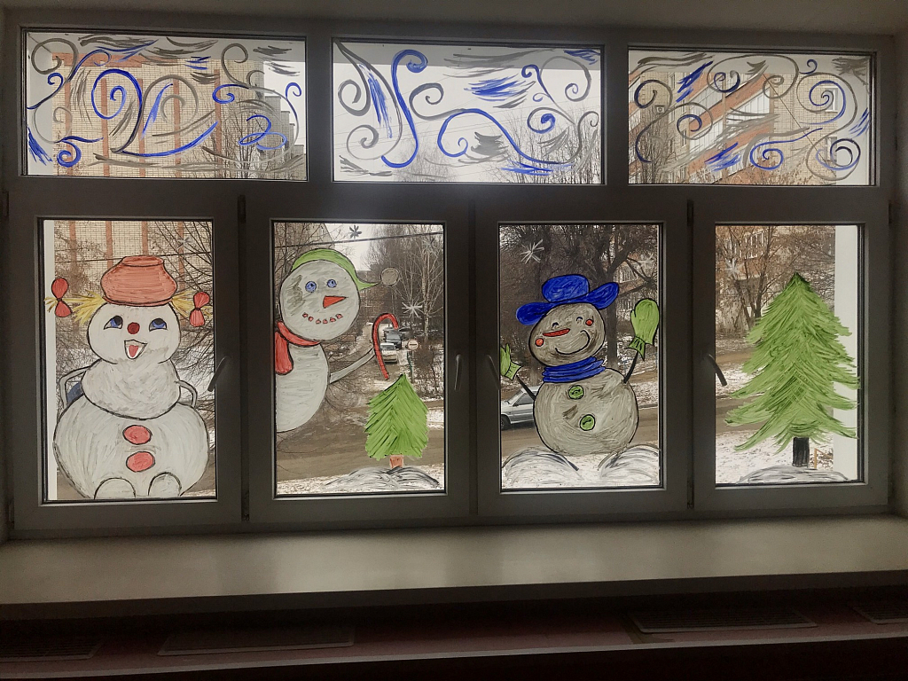 Разрисованное окно. Новогодние окна. Разрисованные окна. Новогоднее рисование на окнах. Новогодняя роспись окон.