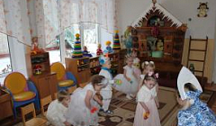 Игра "Погремушечка" в исполнении детей первой группы раннего возраста №1