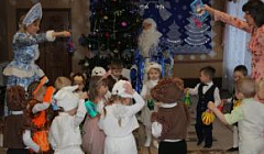 "Танец с фонариками" исполняют дети младшей группы №8