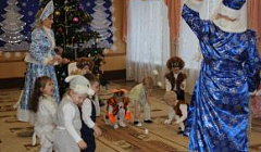 "Танец со снежками" иполняют дети младшей группы №8