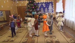 Танец "На саночках" исполняют дети младшей группы №9