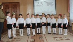 Песню "День защитника" исполняют дети средней группы №6