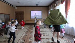"Танец моряков" исполняют дети младшей группы гр №8