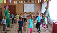 "Весенний танец" исполняют дети младшей группы №9