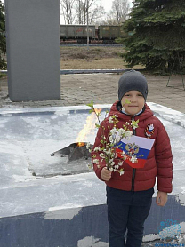 В преддверии праздника Великой победы воспитанники старшей и подготовительной группы возложили цветы к мемориалу в посёлке Чамзинка.