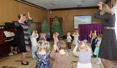 Танец "Пришла весна" исполняют дети группы №10