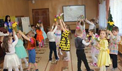 Танец "Смотри как солнце светит!" исполняют дети старшей группы №3