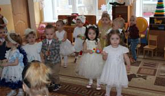 "Танец с погремушками" исполняют дети 1 группы раннего возраста №1