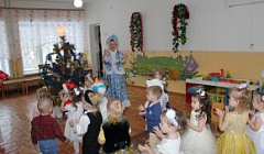 Песню "Добрый Дедушка Мороз" исполняют дети первой группы раннего возраста №1
