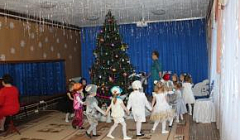 Хоровод "Как чудесна наша елка!" исполняют дети младшей группы №10