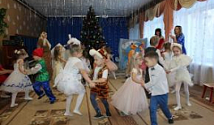 Танец "Новогодние игрушки" исполняют дети средней группы №9