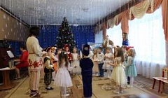 Танец "Снег - снежок" исполняют дети средней группы №9