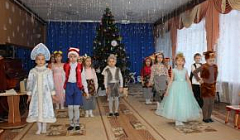 Танец "Скоро Новый год!" исполняют дети подготовительной к школе группы №12
