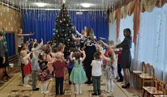 Танец "Снег - снежок" исполняют дети младших - средних групп