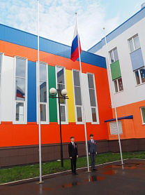 Каждый понедельник в школе будут поднимать флаг России
