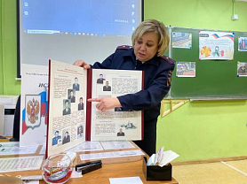 В школе № 9 прошел Урок Мужества, который был посвящен Дню памяти погибших при выполнении служебных обязанностей сотрудников органов внутренних дел Российской Федерации