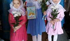 Девочки подг. групп встречают митрополита Саранского и Мордовского Зиновия в храме Благовещения Пресвятой Богородицы.