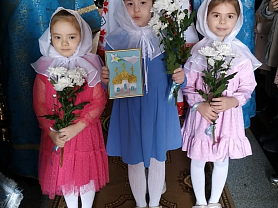 Девочки подг. групп встречают митрополита Саранского и Мордовского Зиновия в храме Благовещения Пресвятой Богородицы.